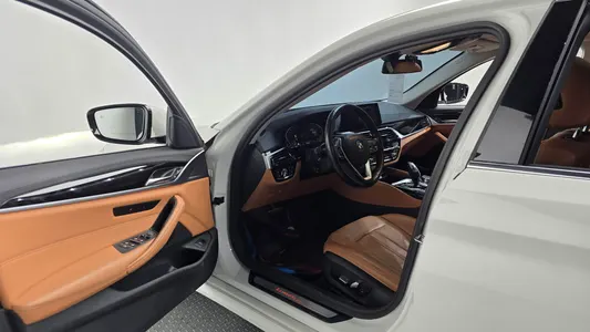 BMW 5 Series (G30) 520i 2019 10