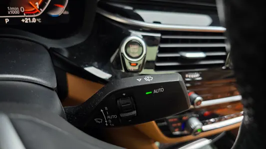 BMW 5 Series (G30) 520i 2019 27