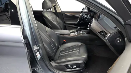 BMW 5 Series (G30) 530i 2019 11