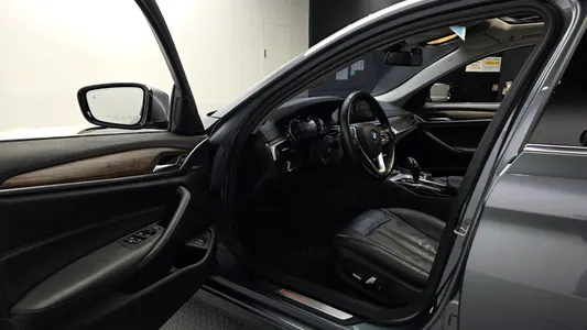 BMW 5 Series (G30) 530i 2019 10