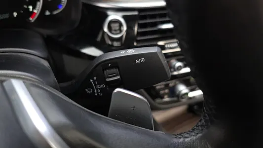 BMW 5 Series (G30) 530i 2019 35