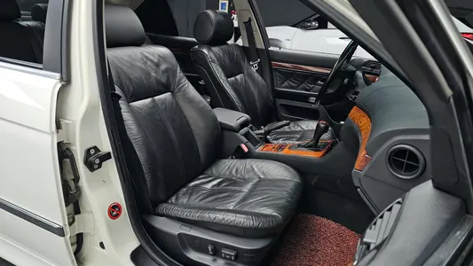 BMW 5 Series 528i 1996 10