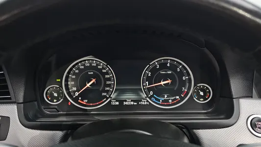 BMW 5 Series (F10) 550i xDrive 2013 8
