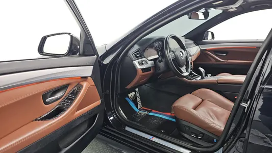 BMW 5 Series (F10) 550i xDrive 2013 11