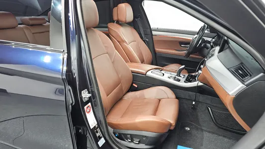 BMW 5 Series (F10) 550i xDrive 2013 10