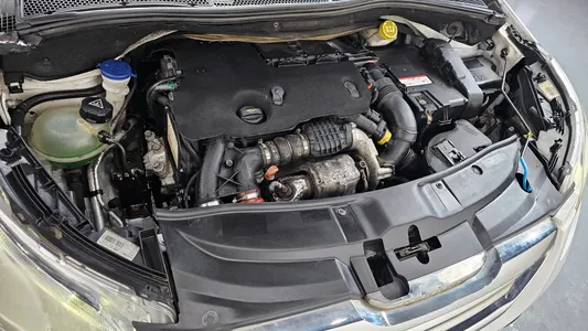 Peugeot 2008 1.6 e-HDi S 2015 6