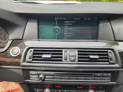 BMW 5 Series (F10) 520d 2011 10