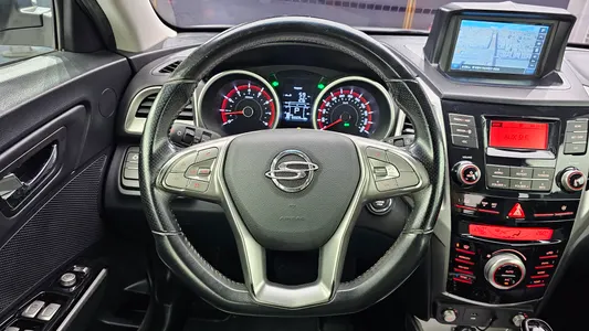 KG Mobility Tivoli VX 2WD 2015 13