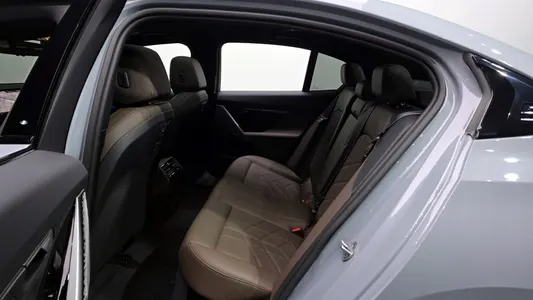 BMW 5 Series (G60) 520i 2025 11