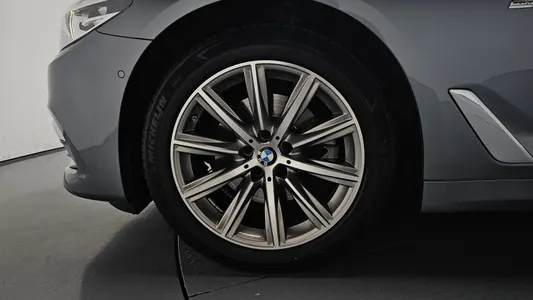 BMW 5 Series (G30) 520i 2018 4