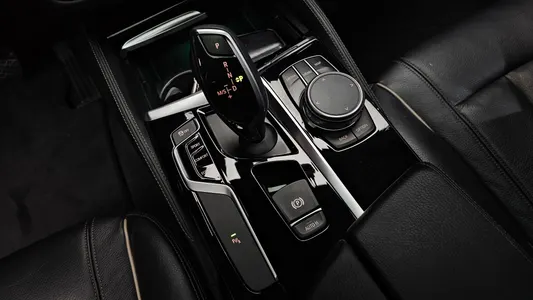 BMW 5 Series (G30) 520i 2018 8