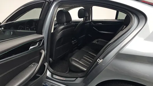 BMW 5 Series (G30) 520i 2018 10