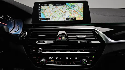 BMW 5 Series (G30) 520i 2018 12