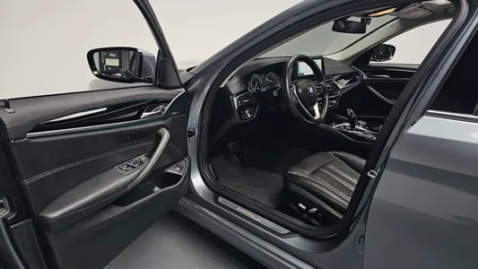 BMW 5 Series (G30) 520i 2018 9