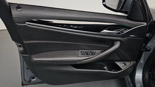 BMW 5 Series (G30) 520i 2018 24