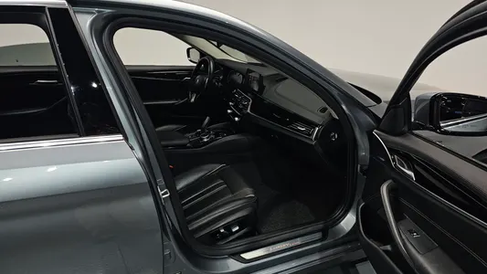 BMW 5 Series (G30) 520i 2018 26