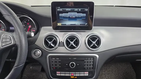 Mercedes-Benz GLA-Class X156 GLA220 2018 13