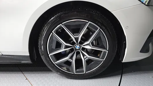 BMW 5 Series (G60) 520i M 2024 21