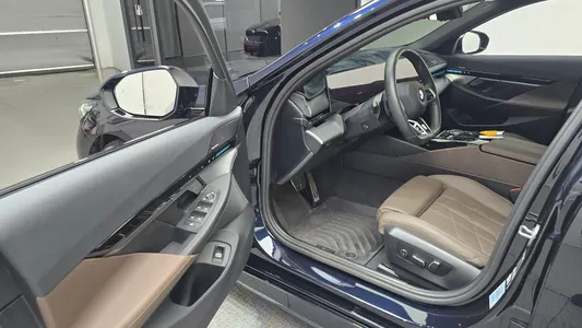 BMW 5 Series (G60) 520i M 2023 10