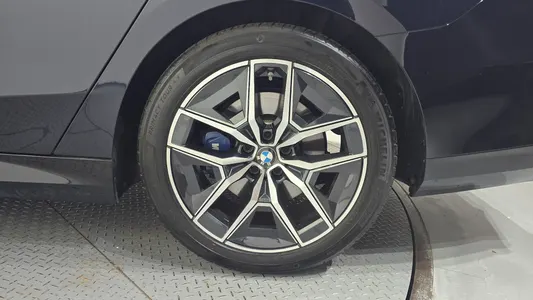 BMW 5 Series (G60) 520i M 2023 21