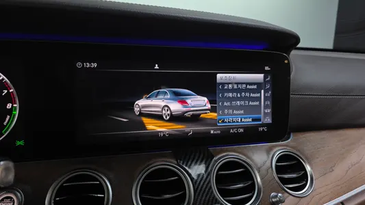 Mercedes-Benz E-Class W213 E300e 2019 16