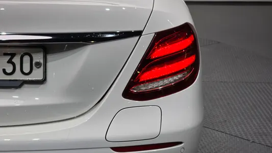 Mercedes-Benz E-Class W213 E300e 2019 23