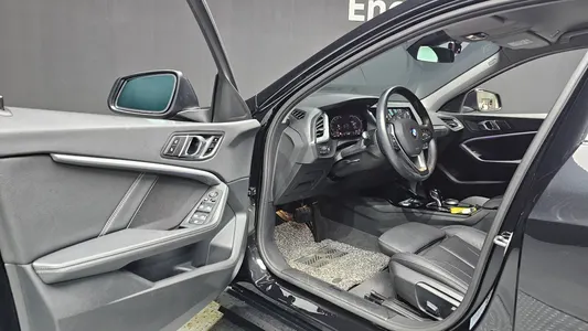 BMW 1 Series (F40) 120i 2022 10