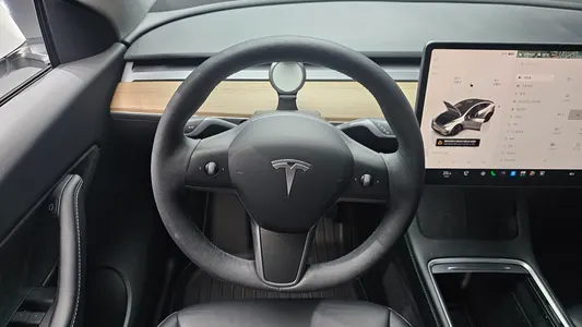 Tesla Y AWD 2022 13