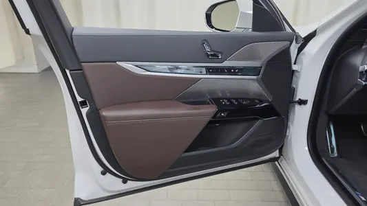 BMW 7 Series (G70) 740i sDrive M 2023 24