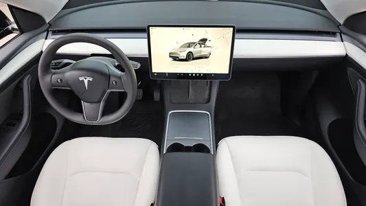 Tesla Y AWD 2024 7