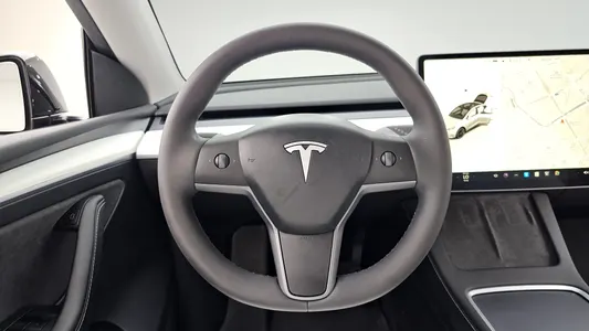 Tesla Y AWD 2024 13