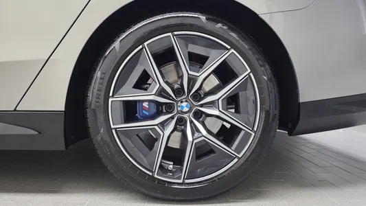 BMW 5 Series (G60) 520i M 2025 21