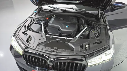 BMW 5 Series (G30) 520i M 2023 6