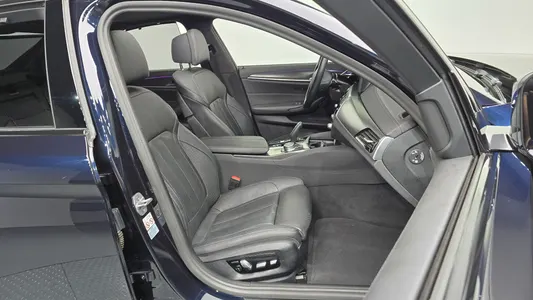 BMW 5 Series (G30) 520i M 2023 26