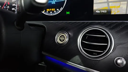 Mercedes-Benz E-Class W213 E300 4MATIC 2017 32