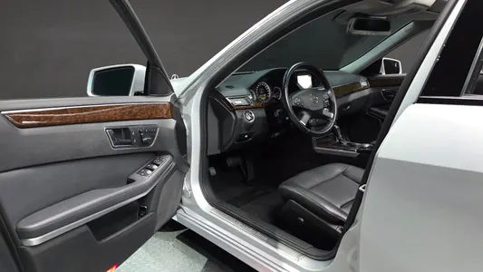 Mercedes-Benz E-Class W212 E200 CGI 2011 10