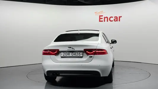 Jaguar XE 20d 2016 4