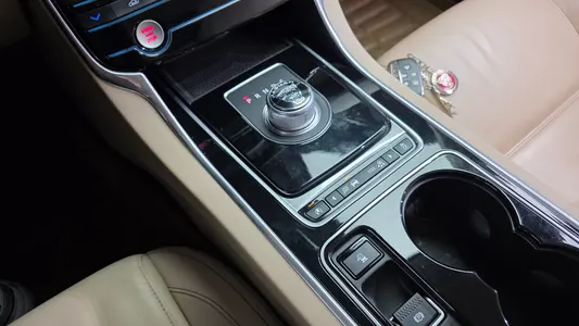 Jaguar XE 20d 2016 9