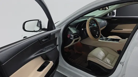 Jaguar XE 20d 2016 11