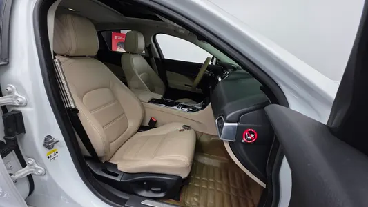Jaguar XE 20d 2016 10