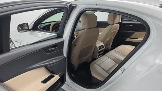 Jaguar XE 20d 2016 18