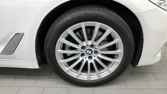BMW 5 Series (G30) 520i 2019 5