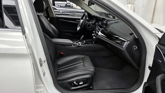 BMW 5 Series (G30) 520i 2019 11