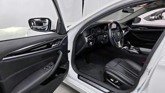 BMW 5 Series (G30) 520i 2019 10