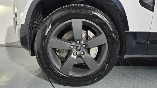 Land Rover (L663) 130 D300 X- HSE 2024 4