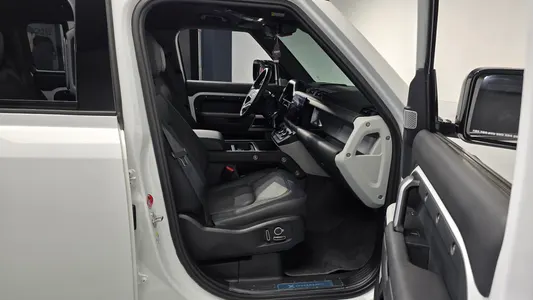Land Rover (L663) 130 D300 X- HSE 2024 10