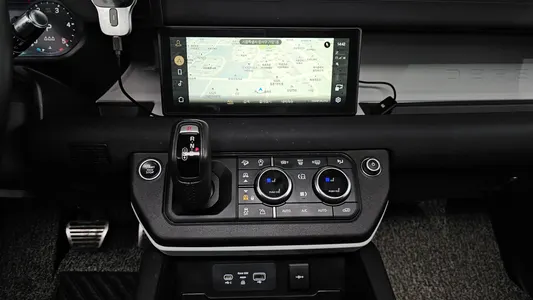 Land Rover (L663) 110 D240 SE 2020 14