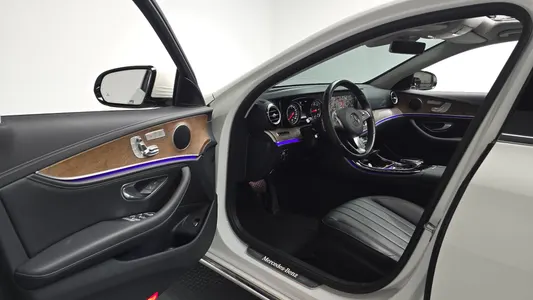 Mercedes-Benz E-Class W213 E220d 2017 10