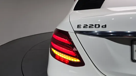 Mercedes-Benz E-Class W213 E220d 2017 24