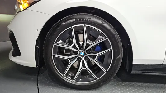 BMW 5 Series (G60) 520i M 2025 4